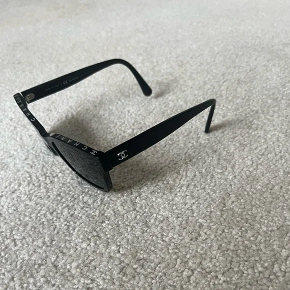 Chanel sunglasses with case and Chanel logo on top in lightly used condition - Picture 2 of 3